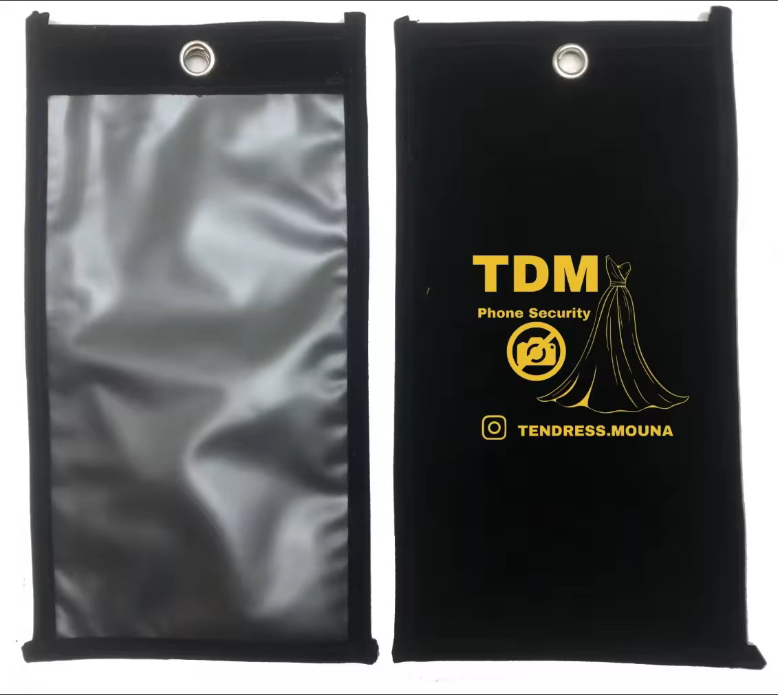 Agent SecurityNoPhone présentant la pochette